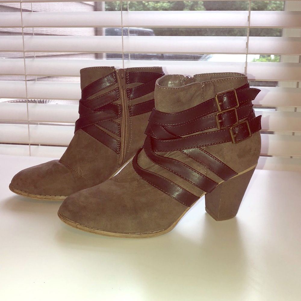 Suede beige/ charcoal booties with strappy details